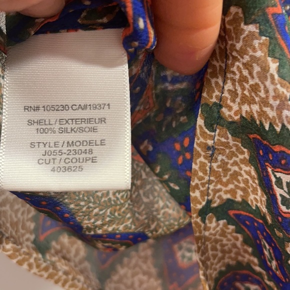 Unique print 100 % silk sleeveless top with bow detail and thin elegant pleats - Picture 8 of 9